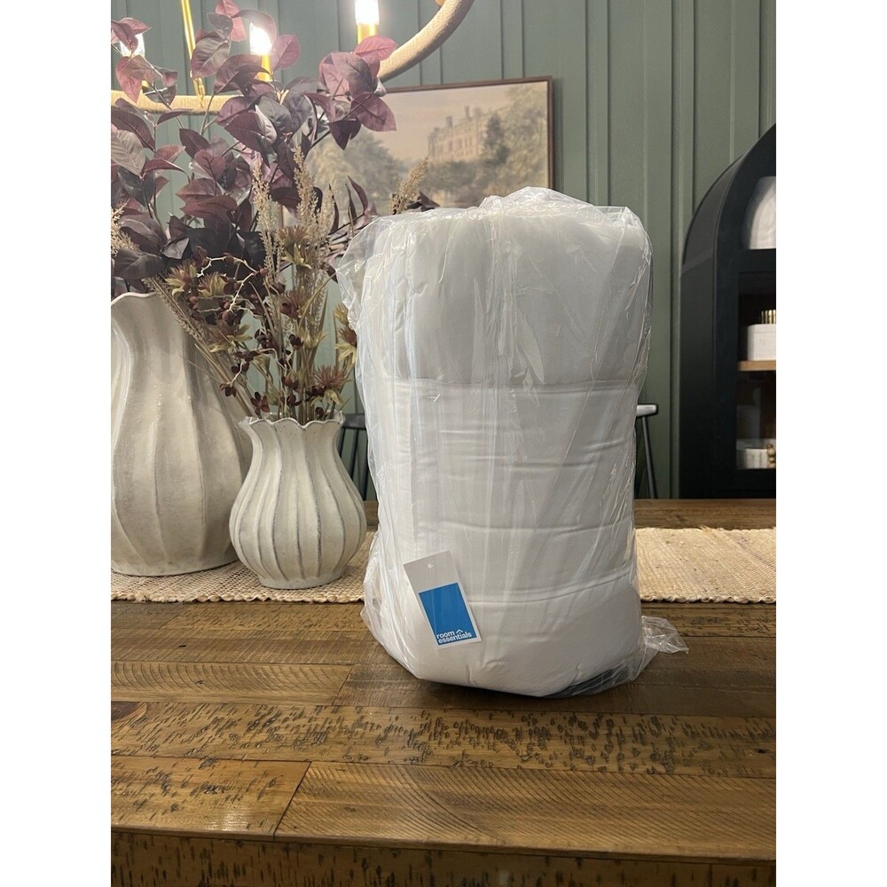 Room Essentials All Season Down Alternative Machine Washable Queen Comforter